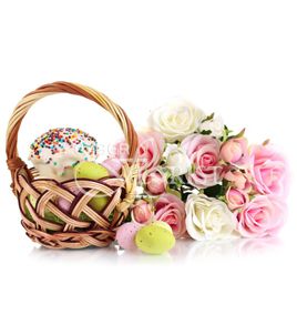 кулич и пасхальные яйца в корзинке с цветами